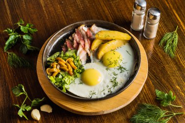 plaka üzerinde geleneksel kahvaltı