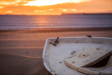 Denizin üzerinde gün batımı
