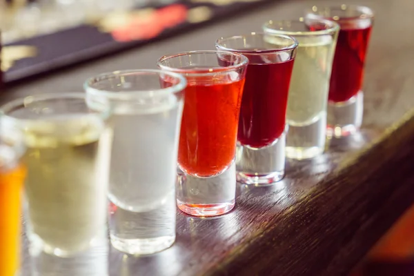 Bebidas alcoólicas em copos — Fotografia de Stock