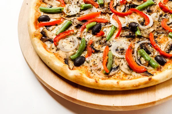 Печёная вкусная пицца — стоковое фото