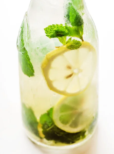 Limonada de verano sobre blanco — Foto de Stock