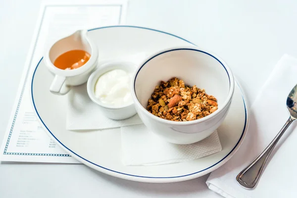 Müsli frukost på tallrik — Stockfoto