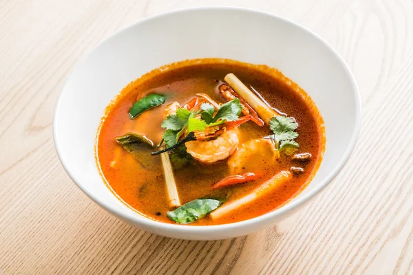 Tom Yam Kung sul piatto bianco — Foto Stock