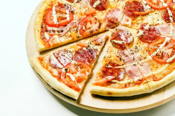 Gebakken smakelijke pizza — Stockfoto