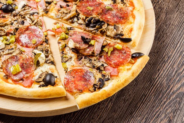 Pizza sobre fundo de madeira — Fotografia de Stock