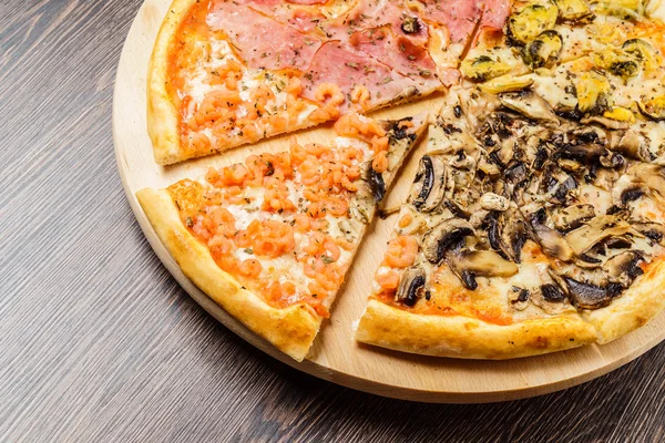 Pizza dengan latar belakang kayu — Stok Foto