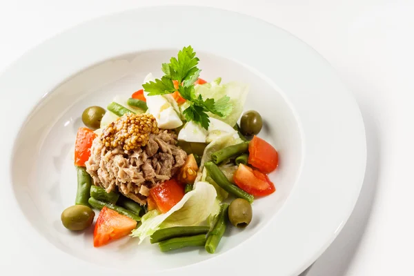 Салат с тунцом на тарелке — стоковое фото