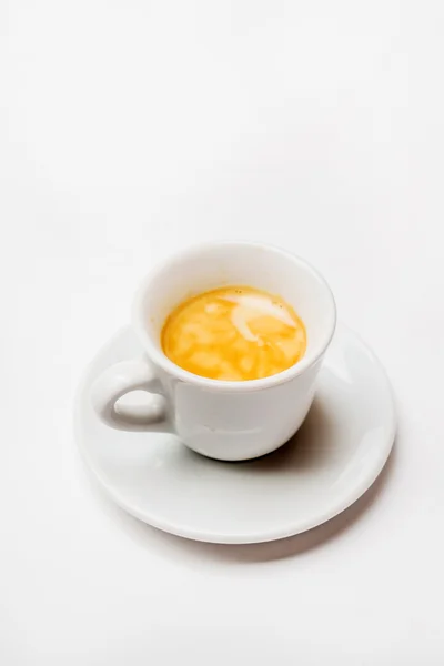 Filiżanka kawy na białym — Zdjęcie stockowe