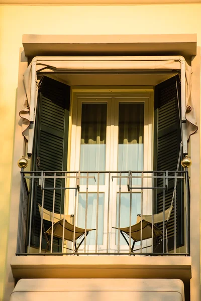 Netter Balkon mit Stühlen — Stockfoto