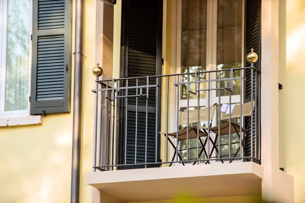 Balcon mignon avec chaises — Photo