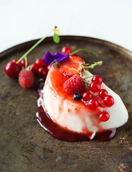 Panna cotta cu fructe de padure — Fotografie, imagine de stoc