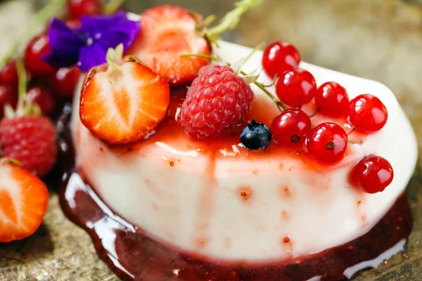 Panna cotta çilek ile — Stok fotoğraf