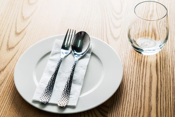 Apparecchiare la tavola nel ristorante — Foto Stock
