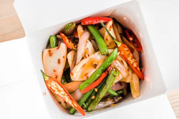 Азиатская еда на тарелке — стоковое фото