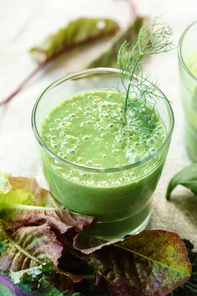 Groene smoothie in glas — Stockfoto