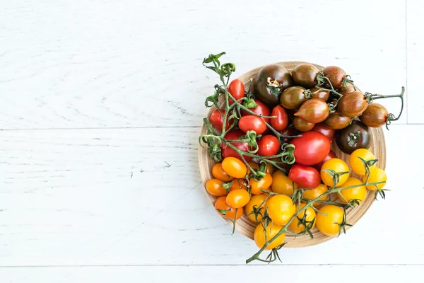 Tomates coloridos na tigela — Fotografia de Stock