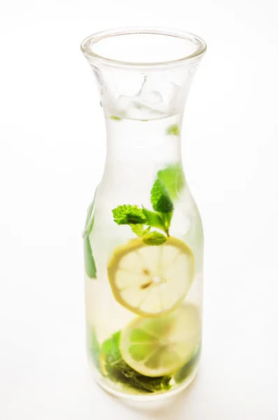 Літній лимонад на білому — стокове фото