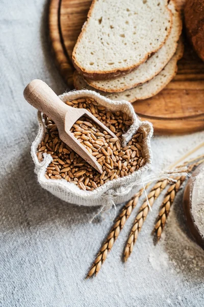 Wheat and flour on table — Stock Photo, Image