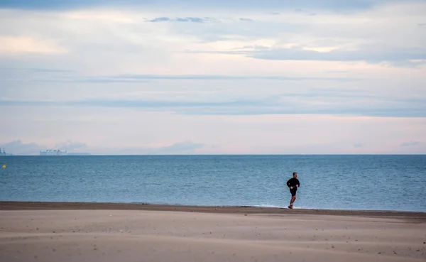 Man running on the beach — Stock Photo, Image