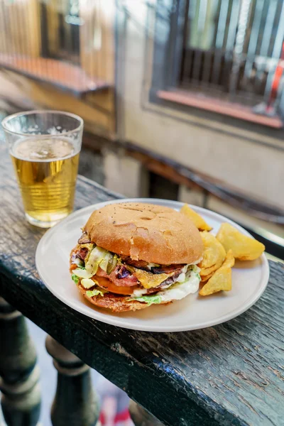Hamburger bira plaka üzerinde — Stok fotoğraf
