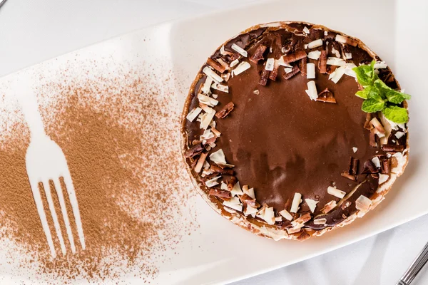 Torta de conto de chocolate na placa — Fotografia de Stock