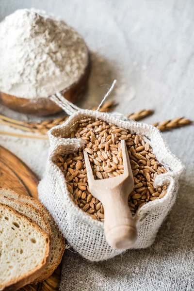 Buğday ve un masada