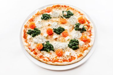 lezzetli pizza plaka üzerinde