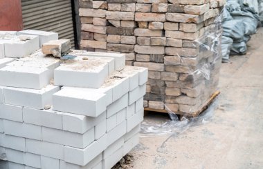 sitesinde tuğla yığını