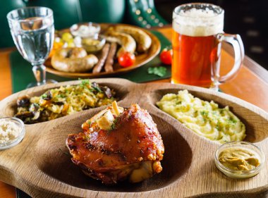 Kızarmış lahana ile eisbein