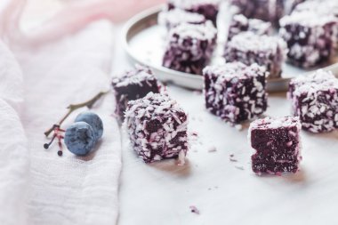 ev yapımı berry jelatin tatlı