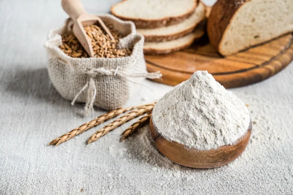 Wheat and flour on table — Stock Photo, Image