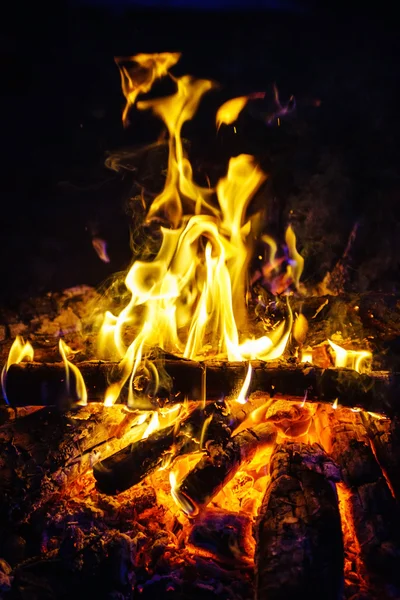 Queimando fogo na noite — Fotografia de Stock