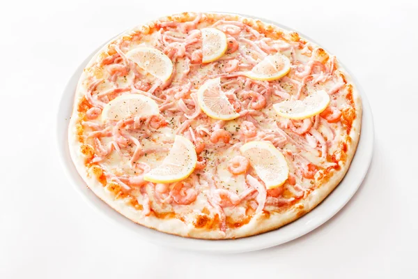 Välsmakande pizza på tallrik — Stockfoto