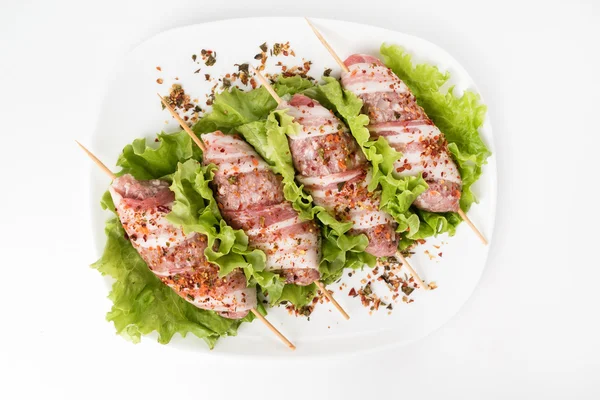 Raw kebabs on plate — Stock Photo, Image