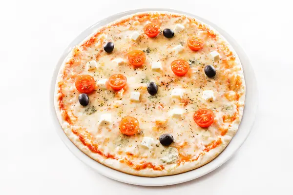 Pizza savoureuse sur assiette — Photo