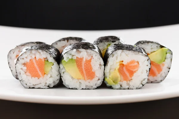 Rouleaux de sushi sur plaque — Photo