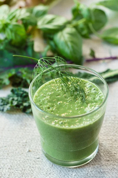 Grüner Smoothie im Glas — Stockfoto