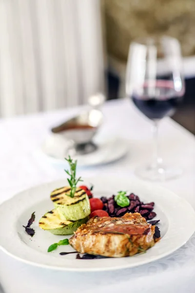 Steak with grilled vegetables — Stock Photo, Image