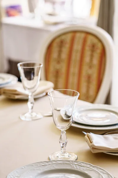 Servírovaný stůl v restauraci — Stock fotografie