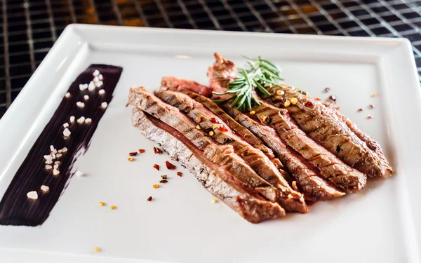 Bife saboroso com molho — Fotografia de Stock