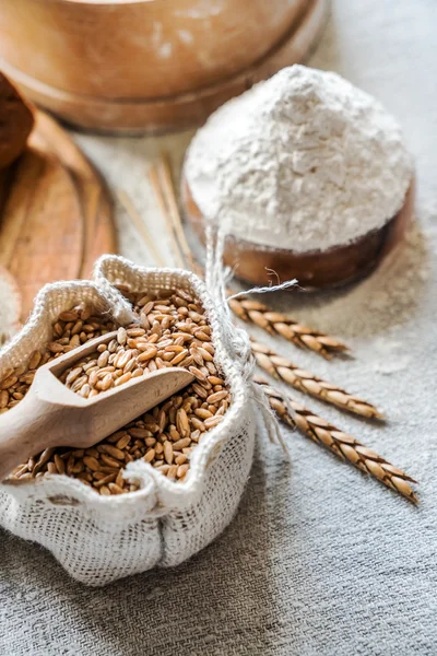 小麦と小麦粉のテーブルの上 — ストック写真