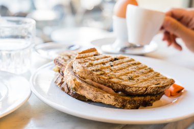 plaka üzerinde kafede Kahvaltı