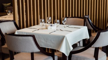 Restoranda servis masası