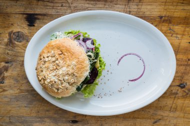 Vejetaryen burger plaka üzerinde