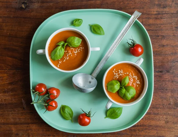Томатный суп в миске — стоковое фото