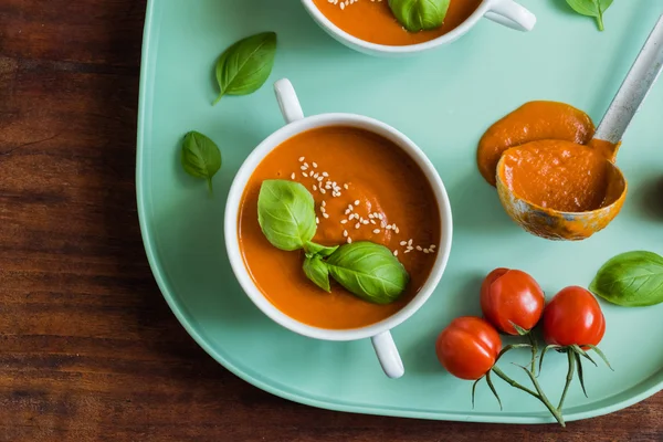 Sopa de tomate na tigela — Fotografia de Stock