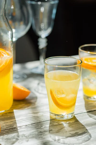Апельсиновий лимонад в окулярах — стокове фото