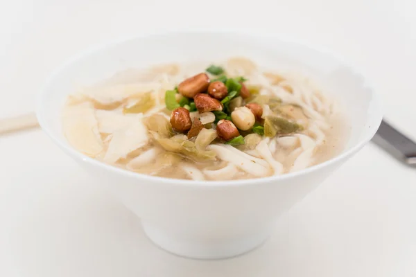 Китайский суп на тарелке — стоковое фото