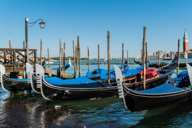 Venedik 'te uçan gondollar