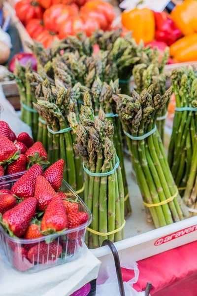 Obst- und Gemüsemarkt — Stockfoto